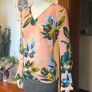 Worthington size small flowy Floral V-Neck Blouse - Pink and Green
